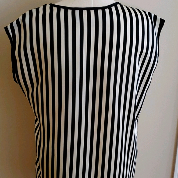 SPACE🇮🇹Style Concept striped B&W sleeveless top - Picture 2 of 4
